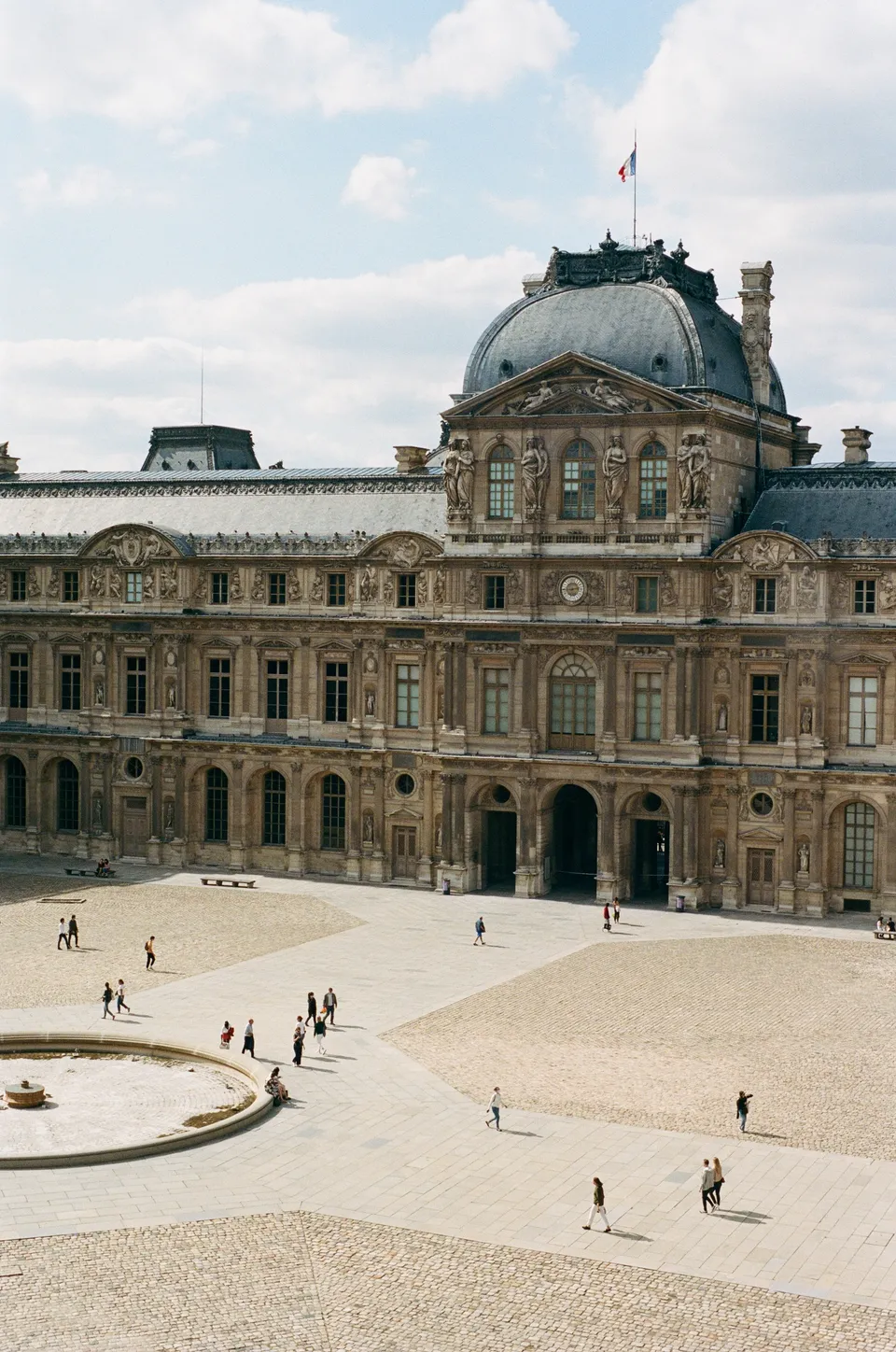 Capturing Louvre. Right
